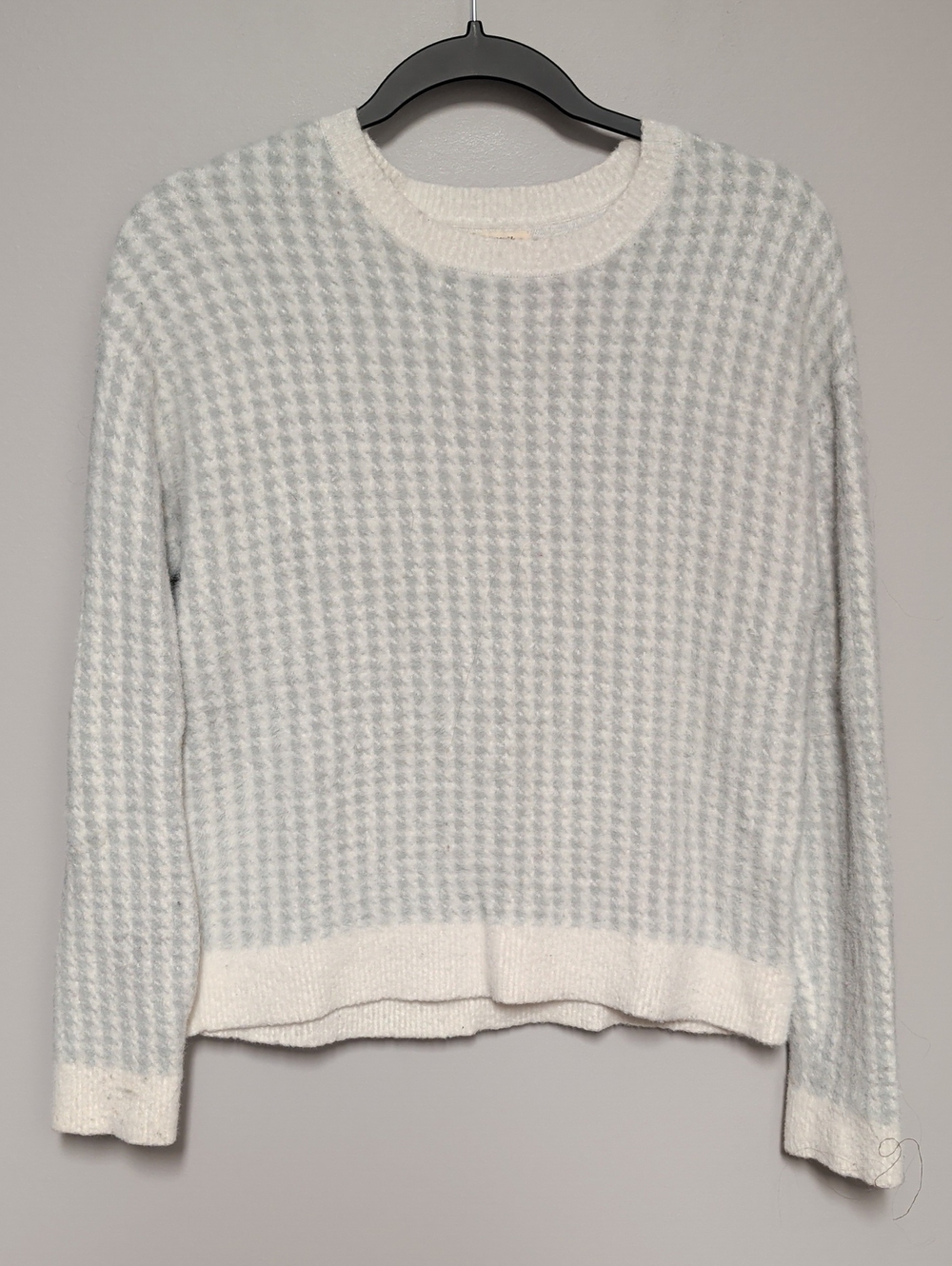 Hem & Thread Women's Cream and Light Gray Houndstooth Crewneck Sweater
